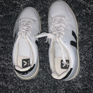 Veja Sz 7 sneakers white with black writing